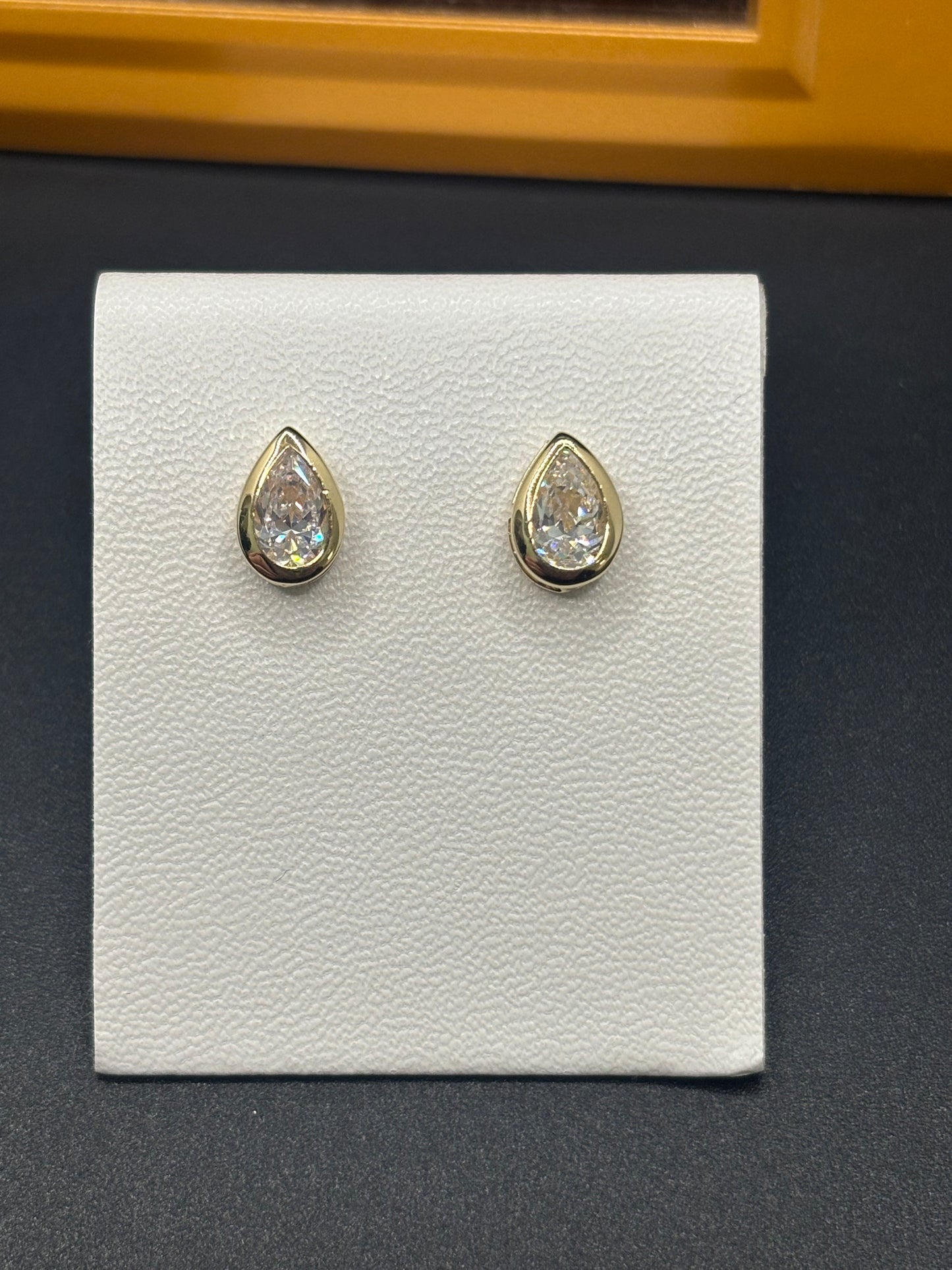 14k yellow gold & zirconia pear shaped studs