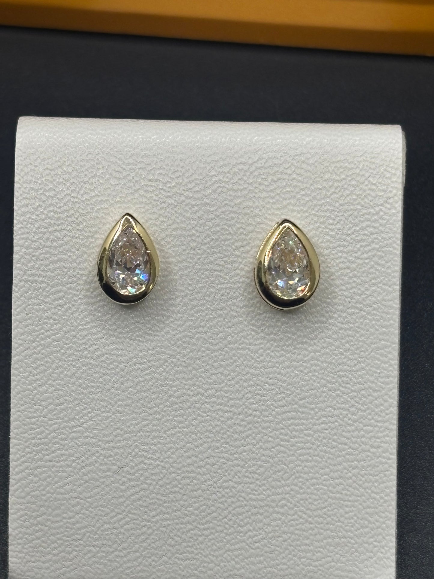 14k yellow gold & zirconia pear shaped studs