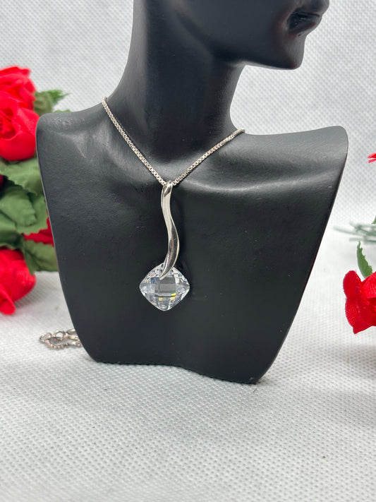 *preowned* Beautiful sparkly crystal & sterling silver pendant on 18” box chain