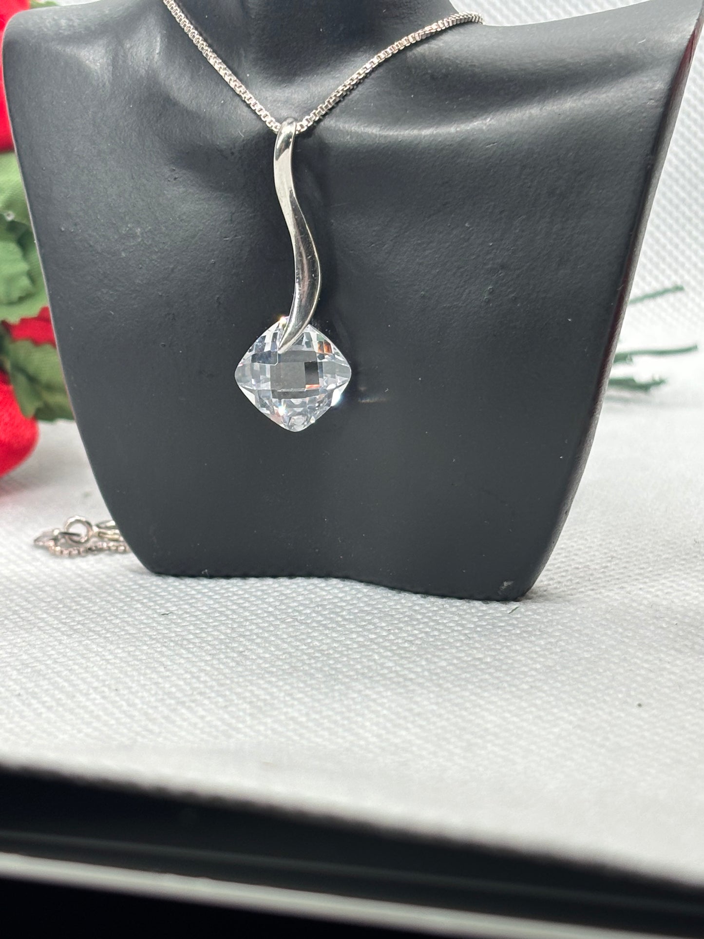 *preowned* Beautiful sparkly crystal & sterling silver pendant on 18” box chain