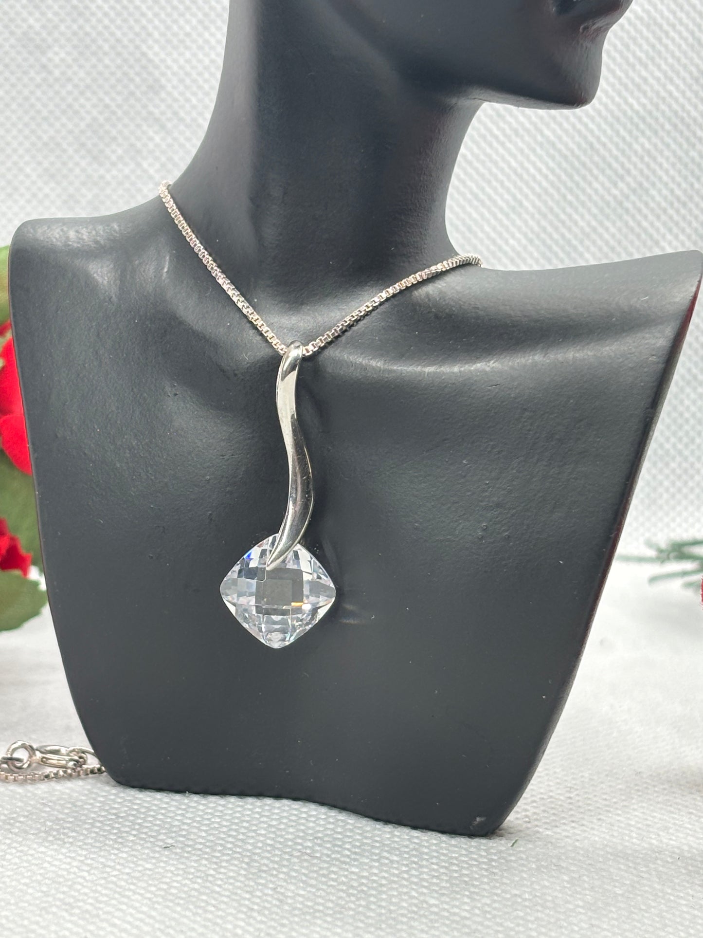 *preowned* Beautiful sparkly crystal & sterling silver pendant on 18” box chain