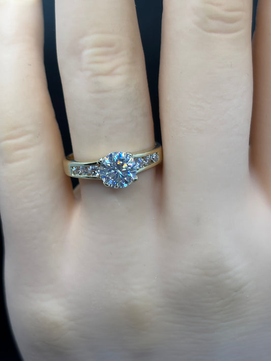 Beautiful 14k gold ring with 1ct Moissanite center stone, size 6.5